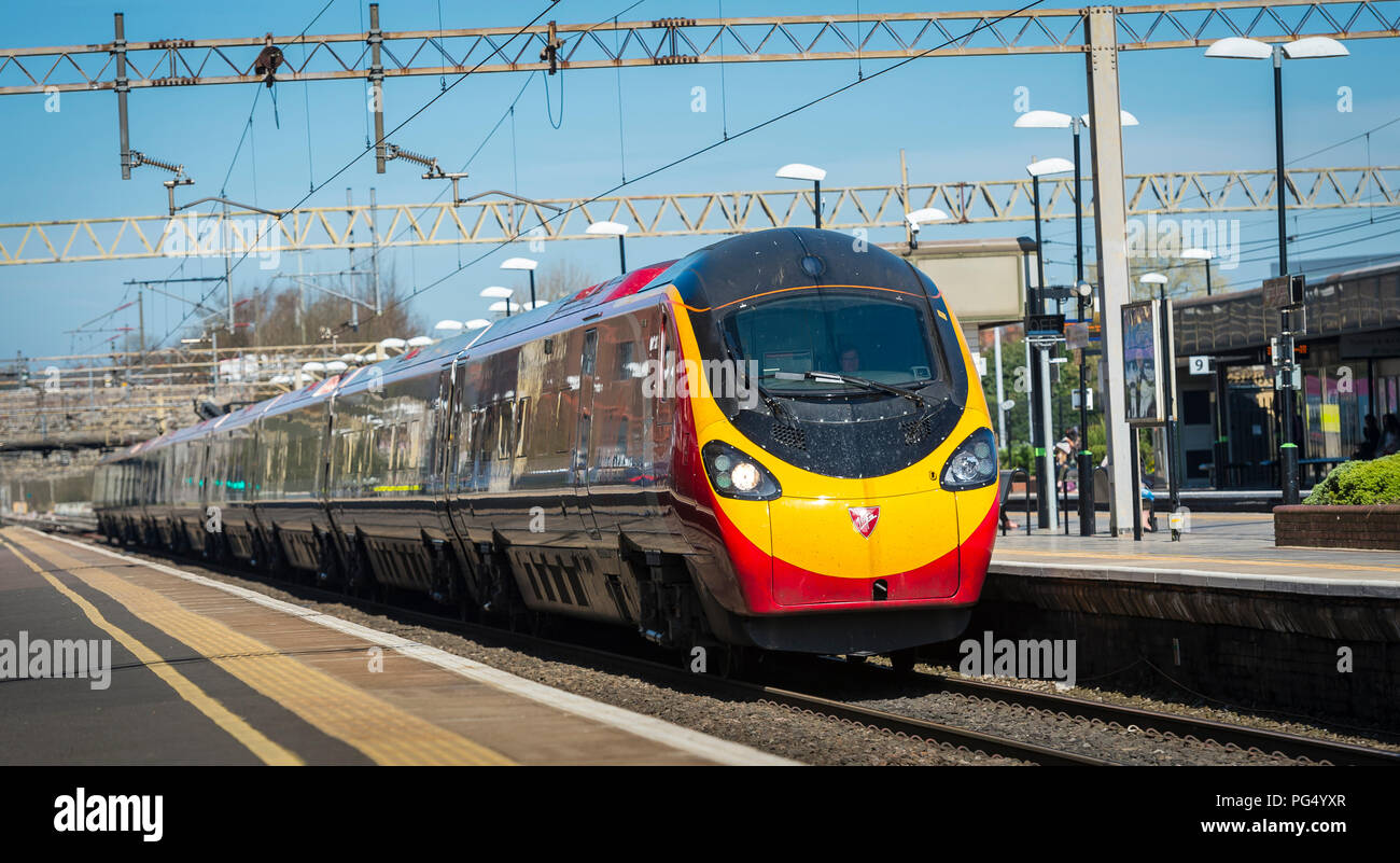 Virgin Trains pendolino Klasse 390 Elektrische high speed Zug in einen Bahnhof an der Abtei, Hertfordshire, Großbritannien anreisen. Stockfoto