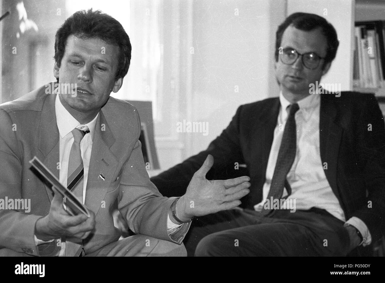 Wöchentliche Sitzung des IWM in Wien. Das IWM (Institut für die Wissenschaften vom Menschen) ist ein unabhängiges Institut für fortgeschrittene Studien in den Geistes- und Sozialwissenschaften 1982 gegründet von Der polnische Philosoph Krzysztof Michalski (links). Stockfoto