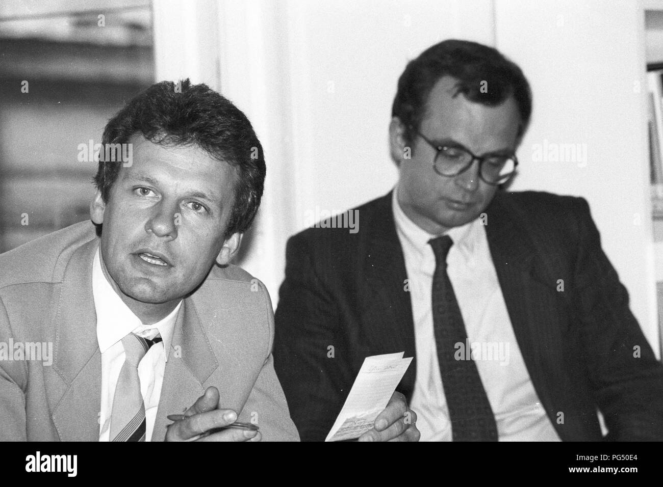 Wöchentliche Sitzung des IWM in Wien. Das IWM (Institut für die Wissenschaften vom Menschen) ist ein unabhängiges Institut für fortgeschrittene Studien in den Geistes- und Sozialwissenschaften 1982 gegründet von Der polnische Philosoph Krzysztof Michalski (links). Stockfoto