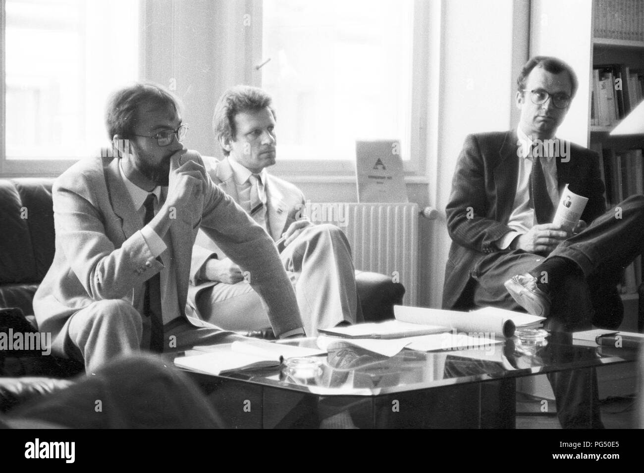 Wöchentliche Sitzung des IWM in Wien. Das IWM (Institut für die Wissenschaften vom Menschen) ist ein unabhängiges Institut für fortgeschrittene Studien in den Geistes- und Sozialwissenschaften 1982 gegründet von Der polnische Philosoph Krzysztof Michalski (Mitte). Stockfoto