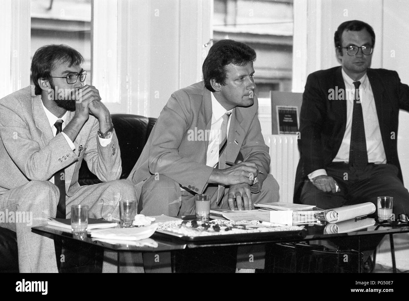 Wöchentliche Sitzung des IWM in Wien. Das IWM (Institut für die Wissenschaften vom Menschen) ist ein unabhängiges Institut für fortgeschrittene Studien in den Geistes- und Sozialwissenschaften 1982 gegründet von Der polnische Philosoph Krzysztof Michalski (Mitte). Stockfoto