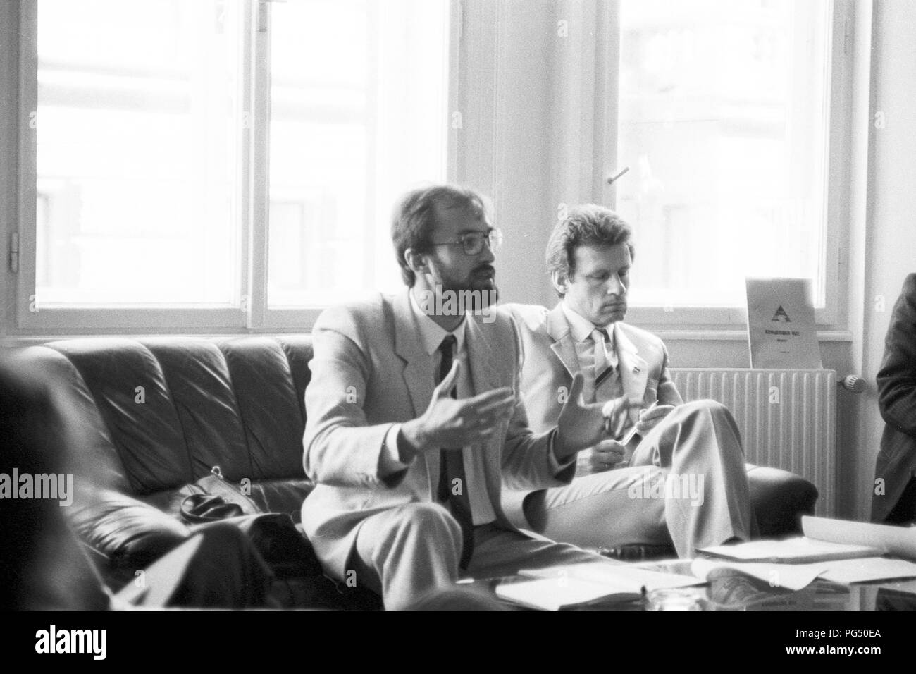 Wöchentliche Sitzung des IWM in Wien. Das IWM (Institut für die Wissenschaften vom Menschen) ist ein unabhängiges Institut für fortgeschrittene Studien in den Geistes- und Sozialwissenschaften 1982 gegründet von Der polnische Philosoph Krzysztof Michalski (rechts). Stockfoto