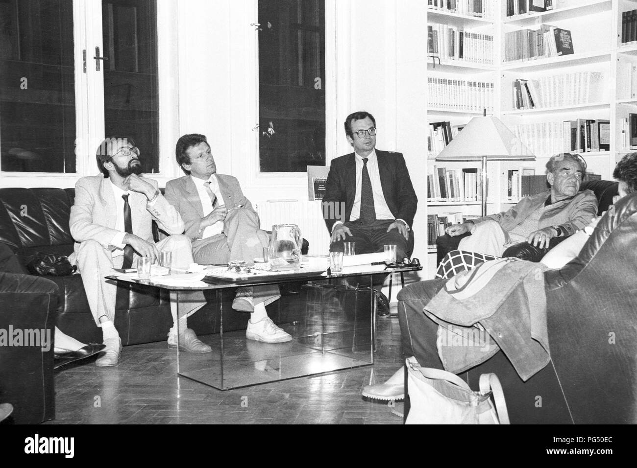 Wöchentliche Sitzung des IWM in Wien. Das IWM (Institut für die Wissenschaften vom Menschen) ist ein unabhängiges Institut für fortgeschrittene Studien in den Geistes- und Sozialwissenschaften 1982 gegründet von Der polnische Philosoph Krzysztof Michalski (zweiter von links). Stockfoto