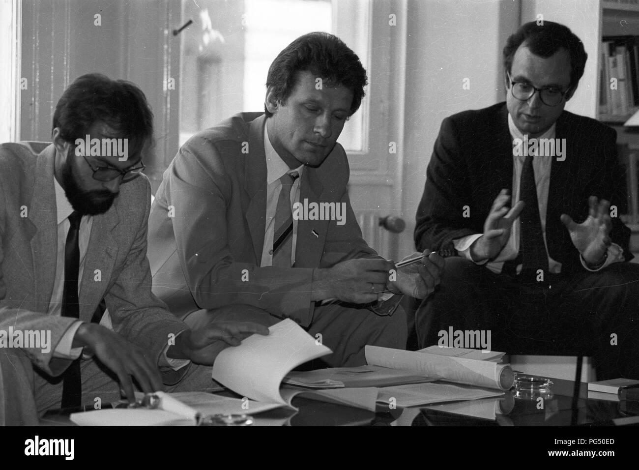 Wöchentliche Sitzung des IWM in Wien. Das IWM (Institut für die Wissenschaften vom Menschen) ist ein unabhängiges Institut für fortgeschrittene Studien in den Geistes- und Sozialwissenschaften 1982 gegründet von Der polnische Philosoph Krzysztof Michalski (Mitte). Stockfoto