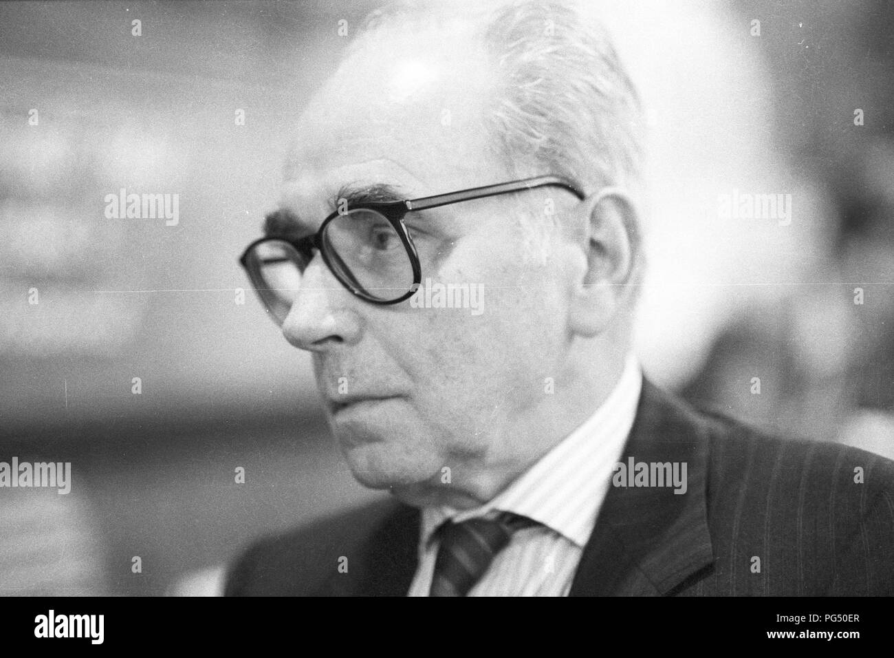 Die tschechischen Künstler Jiri Kolar in der Wiener U-Bahn im Jahr 1989. Kolar arbeitete sowohl als Dichter und als Maler. Er war einer der Unterzeichner der Charta 77 (zusammen mit den späteren Außenminister Jiri Dienstbier und der spätere Präsident Vaclav Havel). Stockfoto