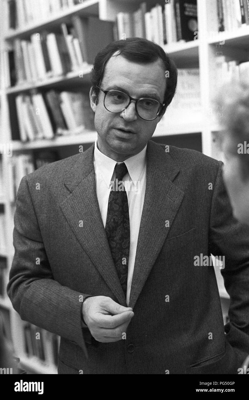 Der polnische Philosoph Krzysztof Michalski, an einem der wöchentlichen Sitzungen des IWM (Institut für die Wissenschaft vom Menschen", Deutsch: Institut für die Wissenschaften vom Menschen), die von ihm gegründet wurde. Stockfoto