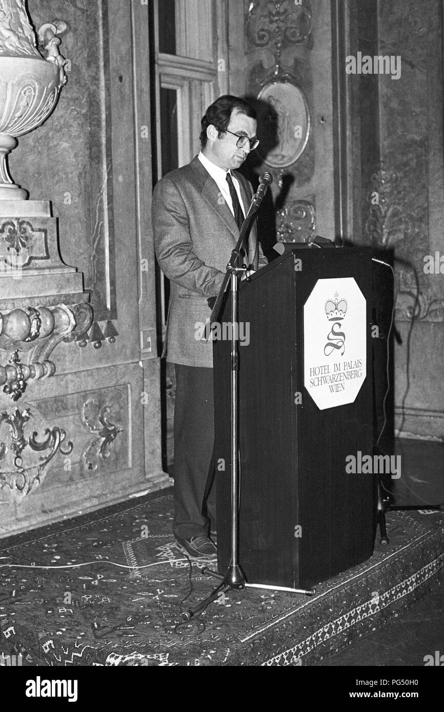 Der polnische Philosoph Krzysztof Michalski, an einem der wöchentlichen Sitzungen des IWM (Institut für die Wissenschaft vom Menschen", Deutsch: Institut für die Wissenschaften vom Menschen), die von Ihm gegründet, im Palais Schwarzenberg in Wien. Stockfoto