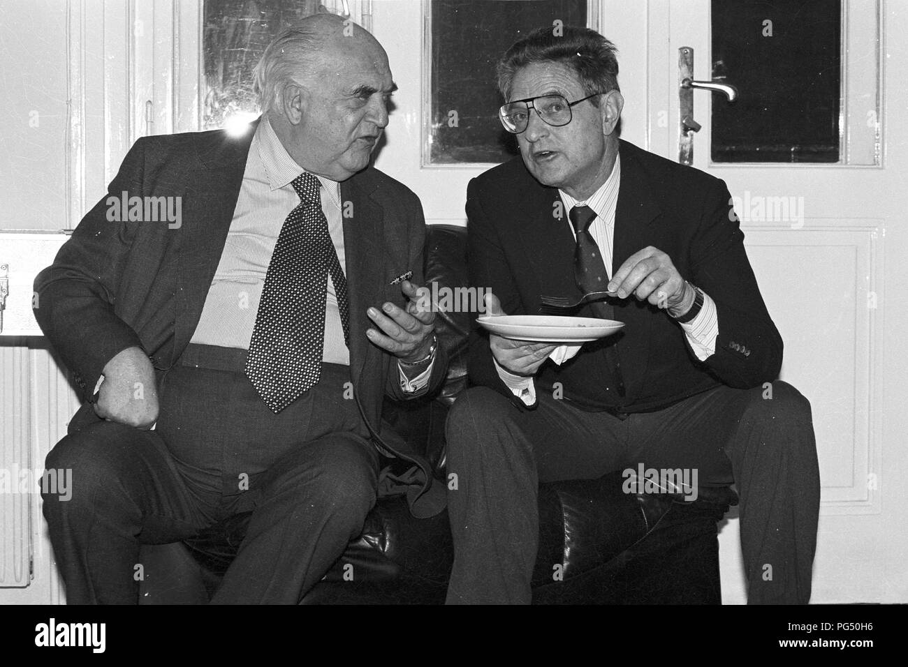 Lord George Weidenfeld (links) und George Soros auf einer Sitzung des IWM (Institut für die Wissenschaft vom Menschen", Deutsch: Institut für die Wissenschaften vom Menschen in Wien. Weidenfeld war ein Journalist und Berater der israelischen Regierung. Soros erschien besonders als Investor. Stockfoto