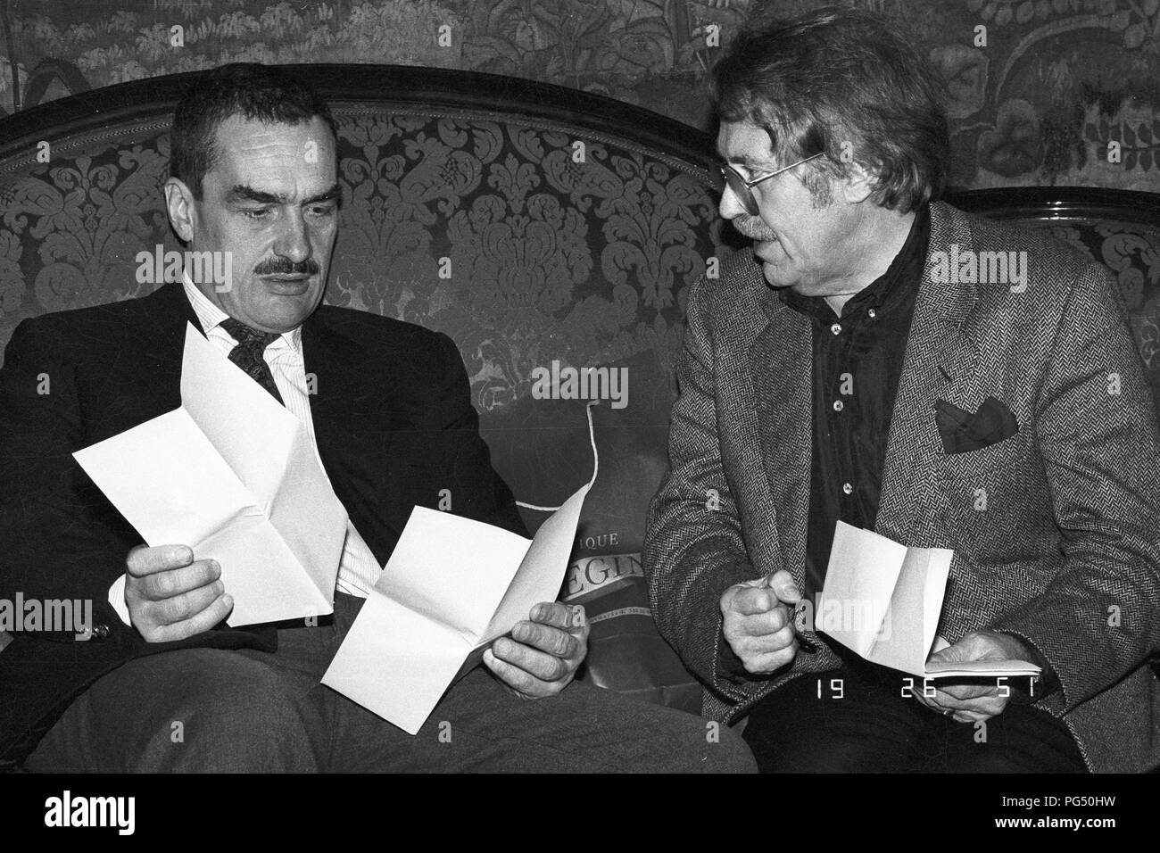 Der Politiker Karel Schwarzenberg Links Und Der Schriftsteller Pavel Kohout Bei Einer Lesung Von Der Tschechischen Schriftsteller Jan Trefulka In Wien Schwarzenberg Wurde Spater Der Tschechische Aussenminister Stockfotografie Alamy