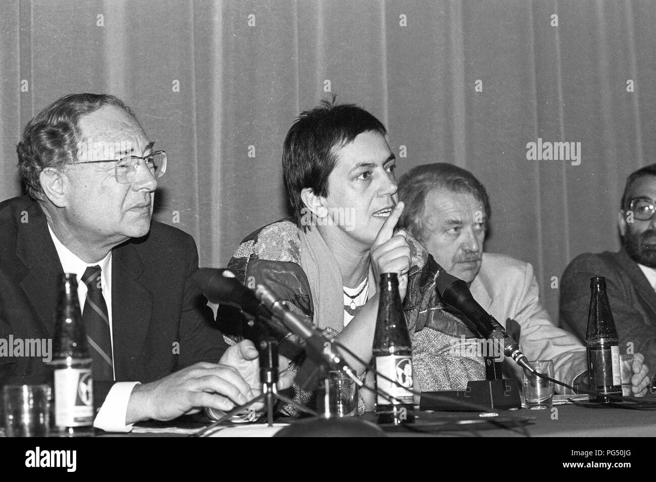 Die tschechische Schriftstellerin Libuse Monikova gibt eine Pressekonferenz auf einer Tagung der Österreichischen Literatur Gesellschaft in Wien im Jahre 1990. Monikova ist Schreiben in deutscher Sprache seit 1971. Stockfoto