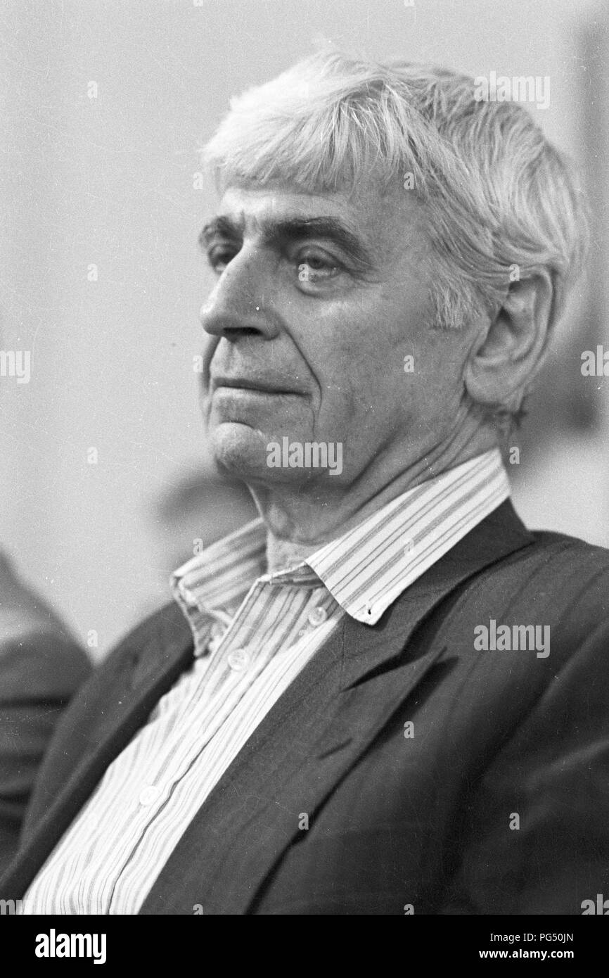Der ungarische Schriftsteller Miklos Meszoely auf einer Tagung der Österreichischen Literatur Gesellschaft in Wien im Jahre 1990. Meszoly ist als einer der wichtigsten Vertreter der Neuen Ungarischen Literatur. Stockfoto