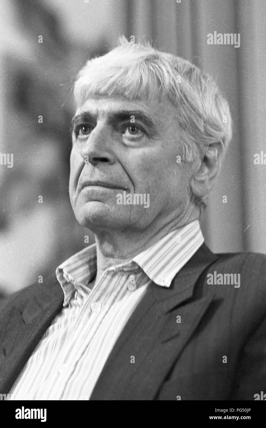 Der ungarische Schriftsteller Miklos Meszoely auf einer Tagung der Österreichischen Literatur Gesellschaft in Wien im Jahre 1990. Meszoly ist als einer der wichtigsten Vertreter der Neuen Ungarischen Literatur. Stockfoto