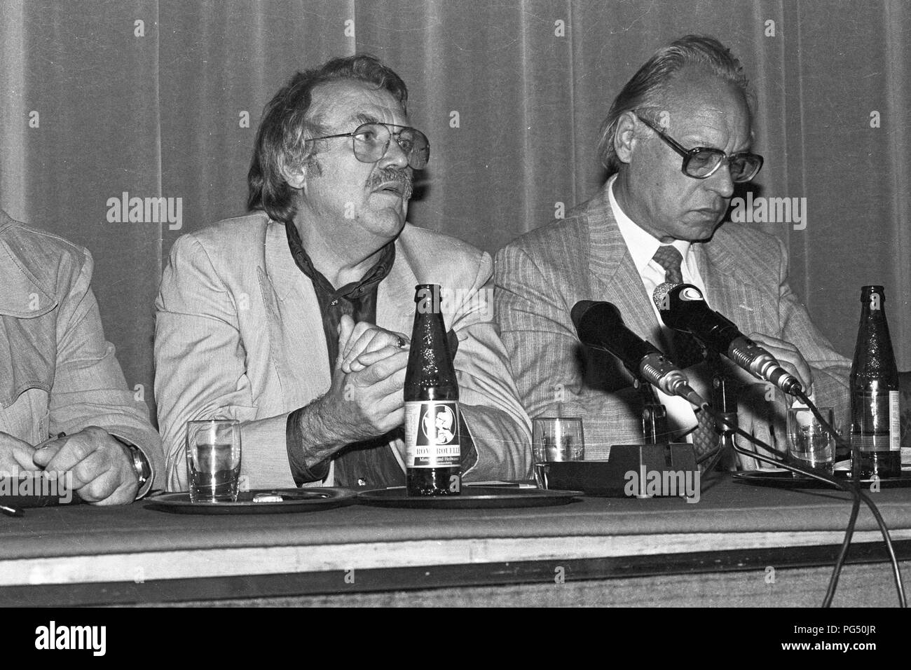 Der tschechische Schriftsteller Pavel Kohout gibt eine Pressekonferenz auf einer Tagung der Österreichischen Gesellschaft für Literatur in Wien im Jahre 1990. Stockfoto