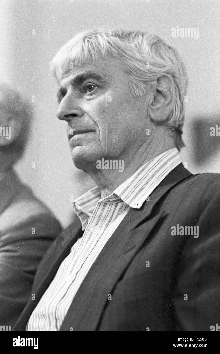 Der ungarische Schriftsteller Miklos Meszoely auf einer Tagung der Österreichischen Literatur Gesellschaft in Wien im Jahre 1990. Meszoly ist als einer der wichtigsten Vertreter der Neuen Ungarischen Literatur. Stockfoto