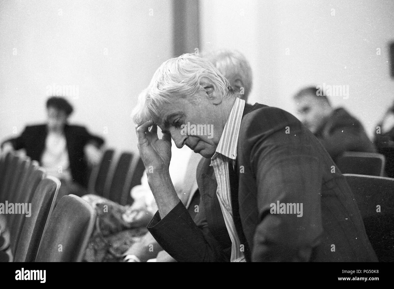 Der ungarische Schriftsteller Miklos Meszoely auf einer Tagung der Österreichischen Literatur Gesellschaft in Wien im Jahre 1990. Meszoly ist als einer der wichtigsten Vertreter der Neuen Ungarischen Literatur. Stockfoto