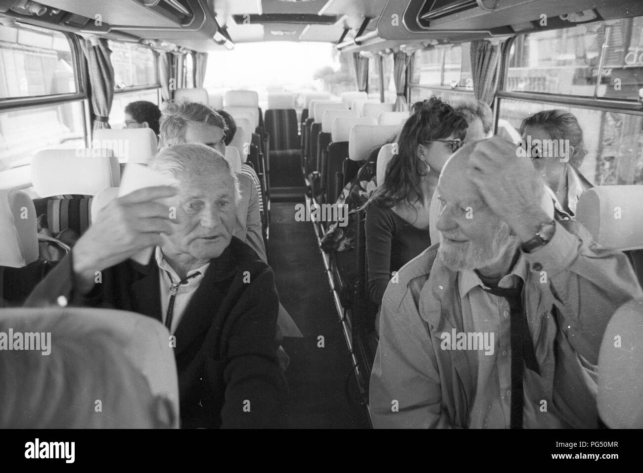 Der amerikanische Schriftsteller Lawrence Ferlinghetti (r.) und seinem tschechischen Kollegen Bohumil Hrabal in einem Reisebus auf Capri. Stockfoto