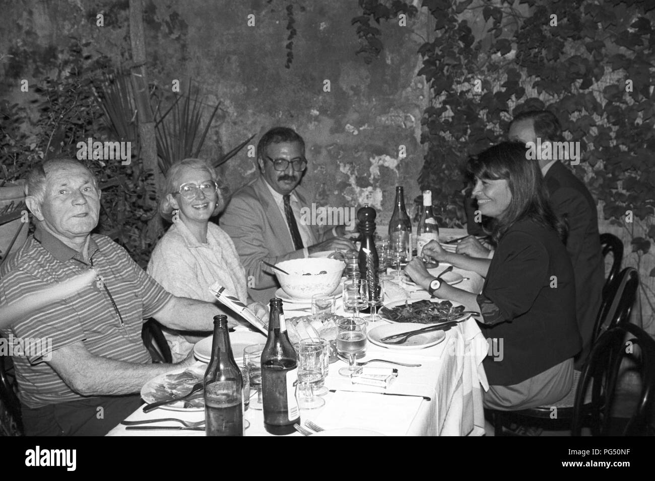 Der tschechische Schriftsteller Bohumil Hrabal (links) und der Übersetzer Susanna Roth (2. von links) auf Capri im Jahre 1990. Stockfoto