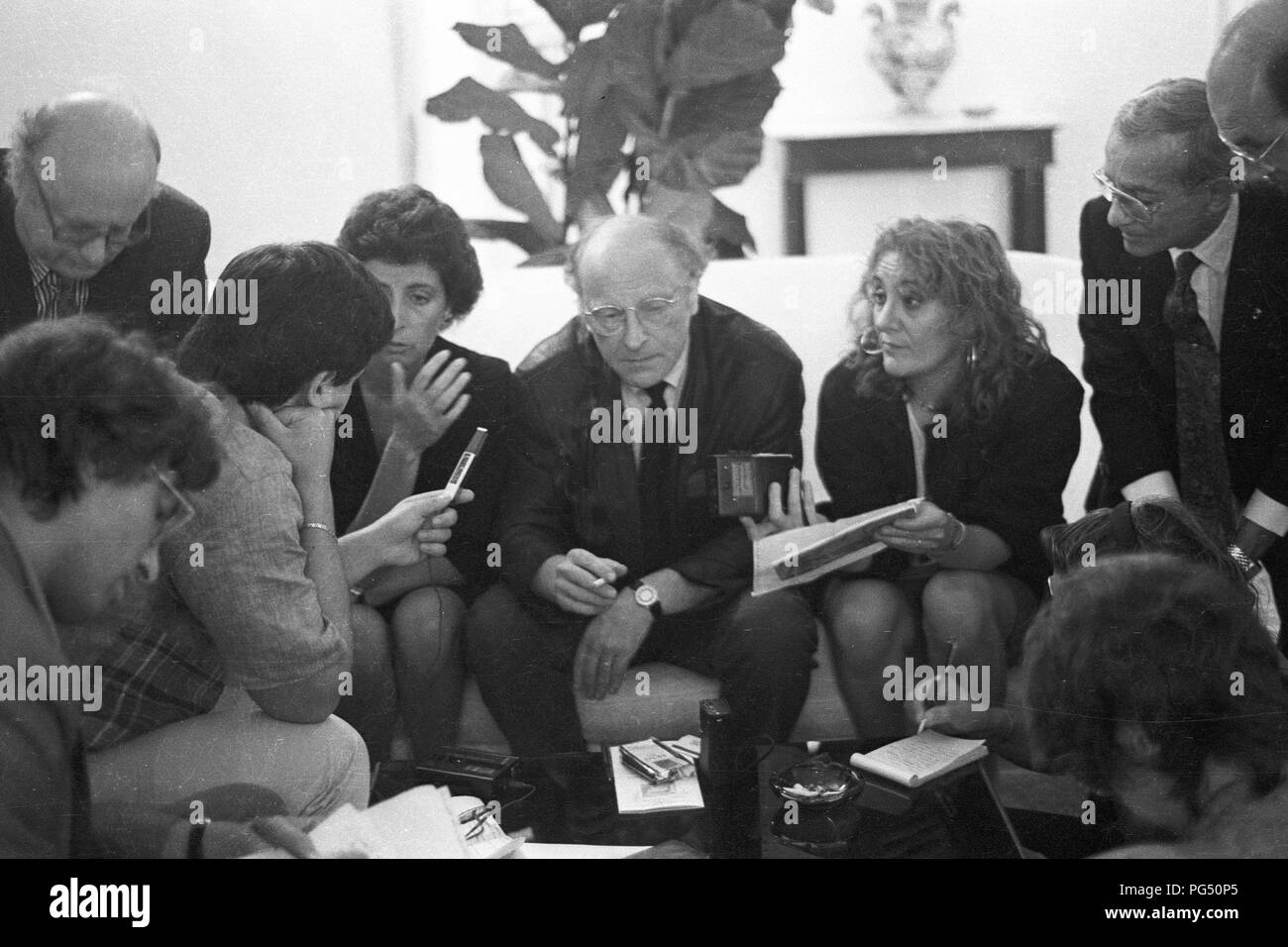 "Die Russisch-amerikanische Dichter Joseph Brodsky (Mitte) bei der Verleihung des "Premio Capri'' in 1990." Stockfoto