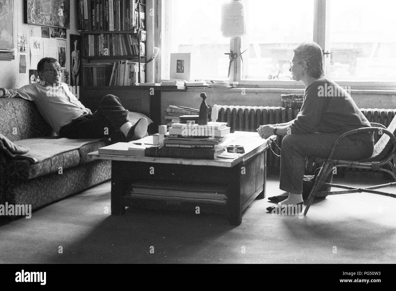 Der Maler Josef Jira und der Übersetzer Susanna Roth in der jira Haus in Mala Skala. Stockfoto