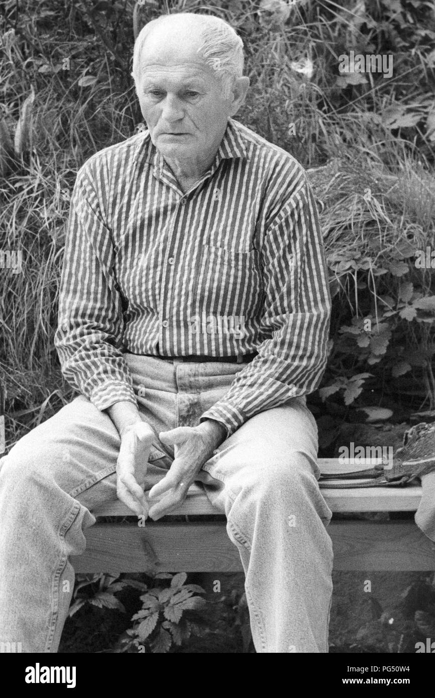 Der tschechische Schriftsteller Bohumil Hrabal vor dem Haus des Malers Josef Jira im nördlichen Tschechien Mala Skala. Stockfoto