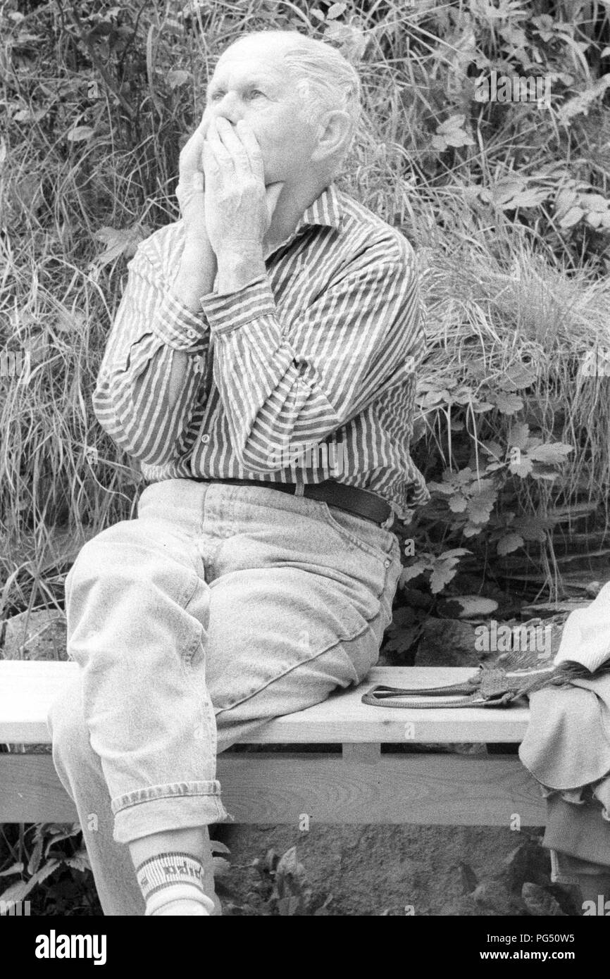 Der tschechische Schriftsteller Bohumil Hrabal vor dem Haus des Malers Josef Jira im nördlichen Tschechien Mala Skala. Stockfoto