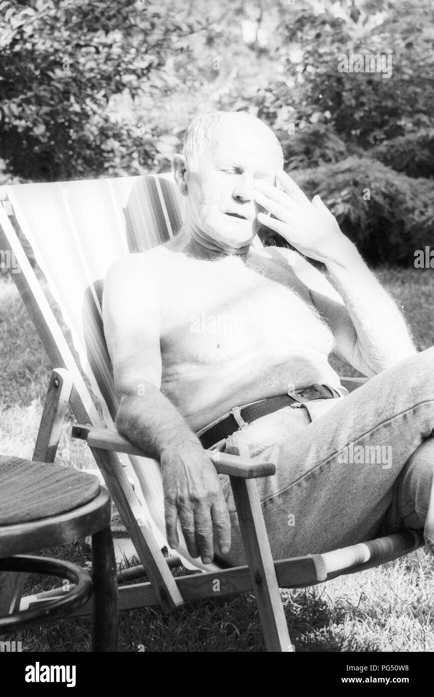 Der tschechische Schriftsteller Bohumil Hrabal im Garten des Hauses der Josef Jira im nördlichen Tschechien Mala Skala. Stockfoto