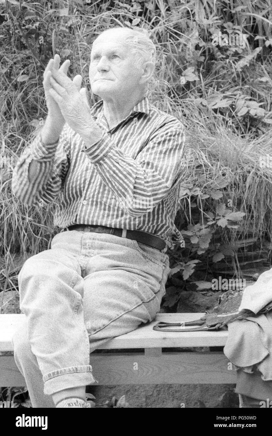 Der tschechische Schriftsteller Bohumil Hrabal vor dem Haus des Malers Josef Jira im nördlichen Tschechien Mala Skala. Stockfoto