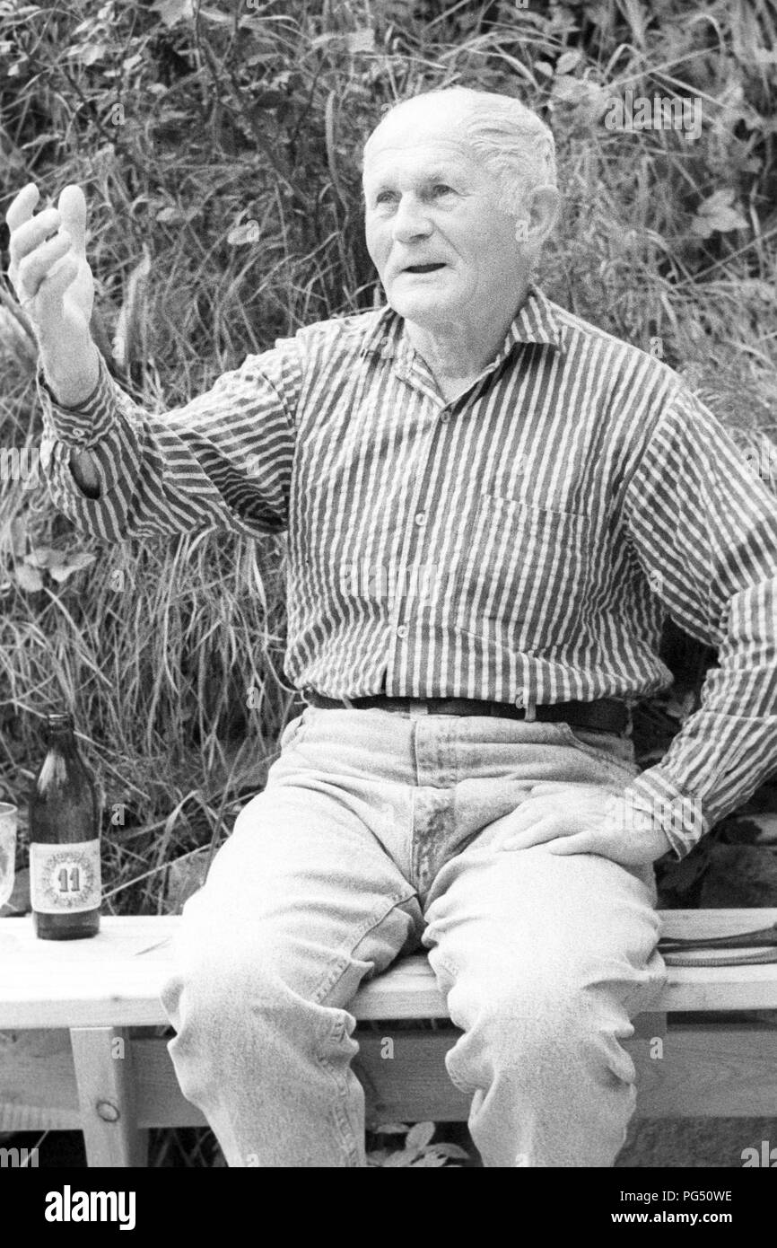 Der tschechische Schriftsteller Bohumil Hrabal vor dem Haus des Malers Josef Jira im nördlichen Tschechien Mala Skala. Stockfoto