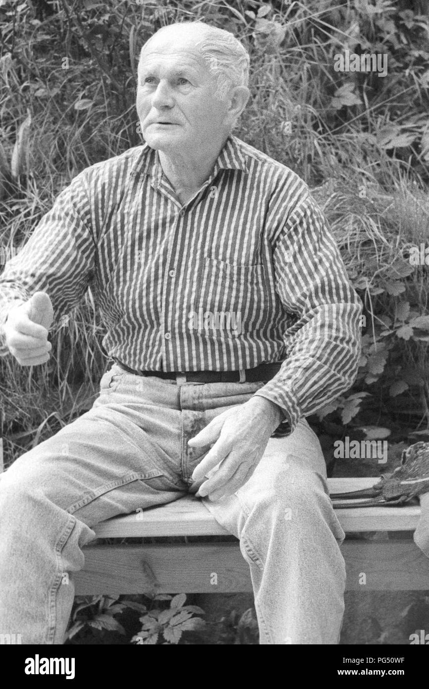 Der tschechische Schriftsteller Bohumil Hrabal vor dem Haus des Malers Josef Jira im nördlichen Tschechien Mala Skala. Stockfoto