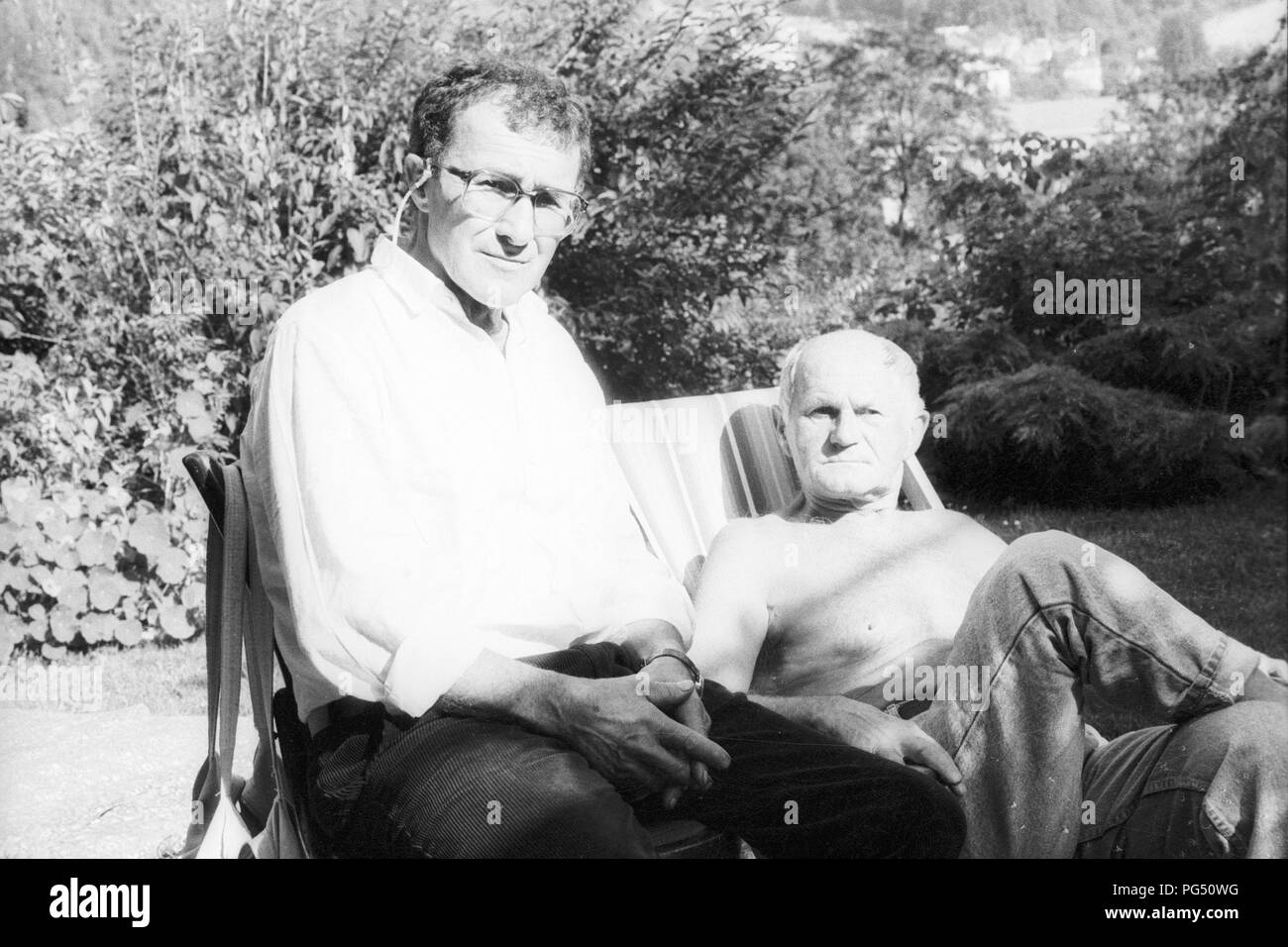 Der Maler Josef Jira und der Schriftsteller Bohumil Hrabal im Garten der Jira Haus in Mala Skala Stockfoto