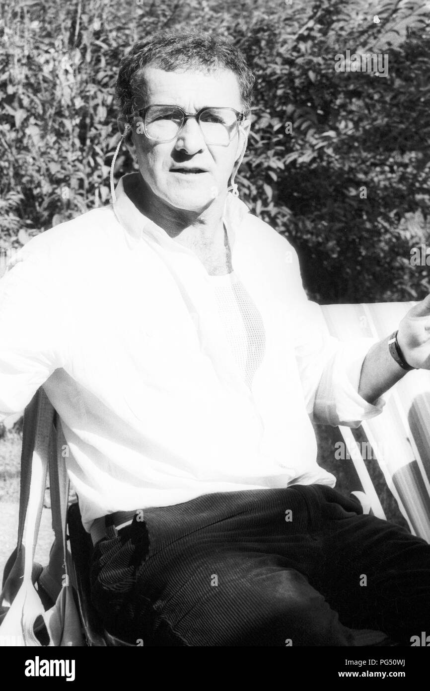 Der tschechische Maler Josef Jira im Garten seines Hauses in Mala Skala im Norden der Tschechischen Republik. Stockfoto