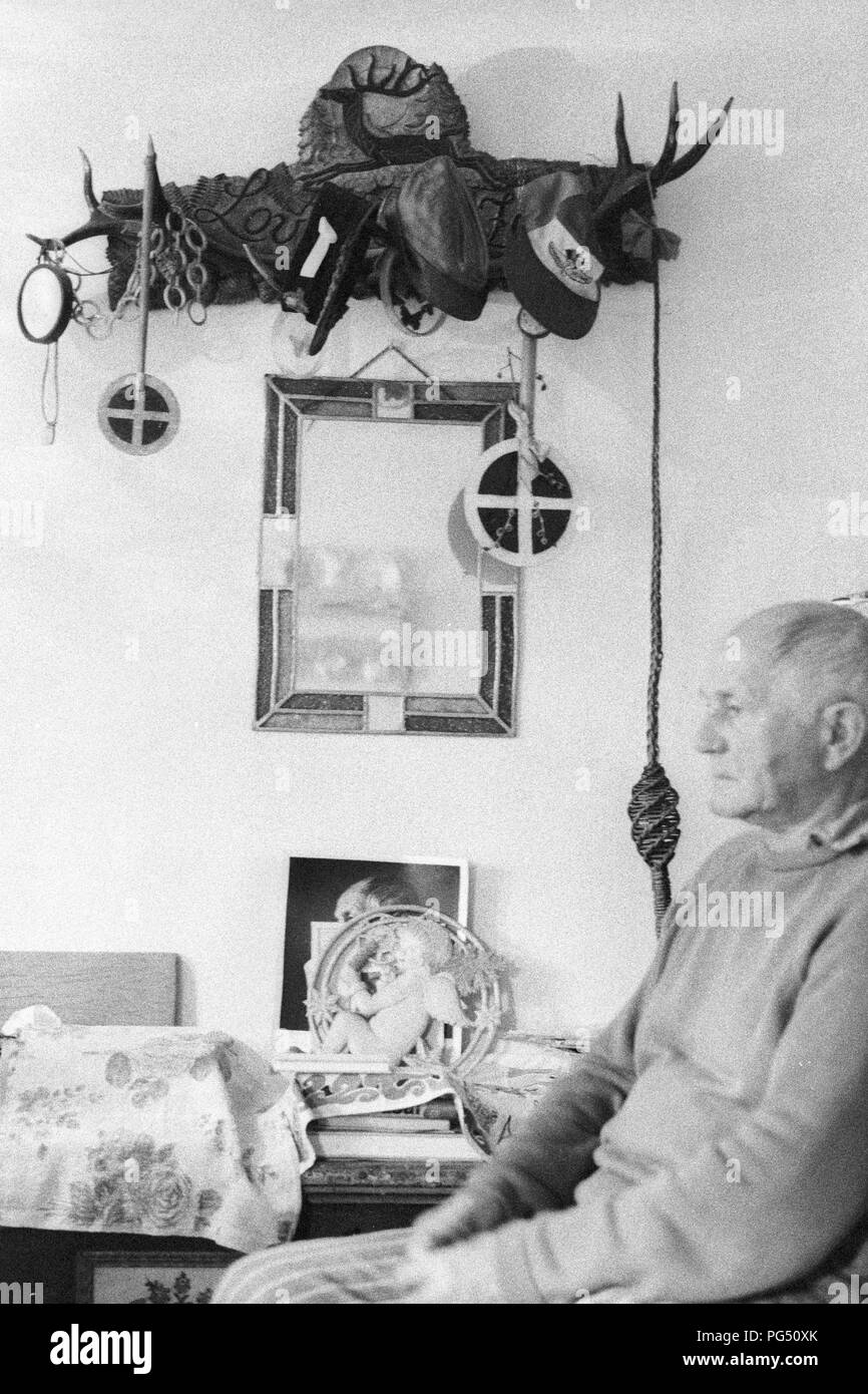 Der Schriftsteller Bohumil Hrabal in seinem Sommerhaus in Kersko in der Nähe von Prag. Stockfoto