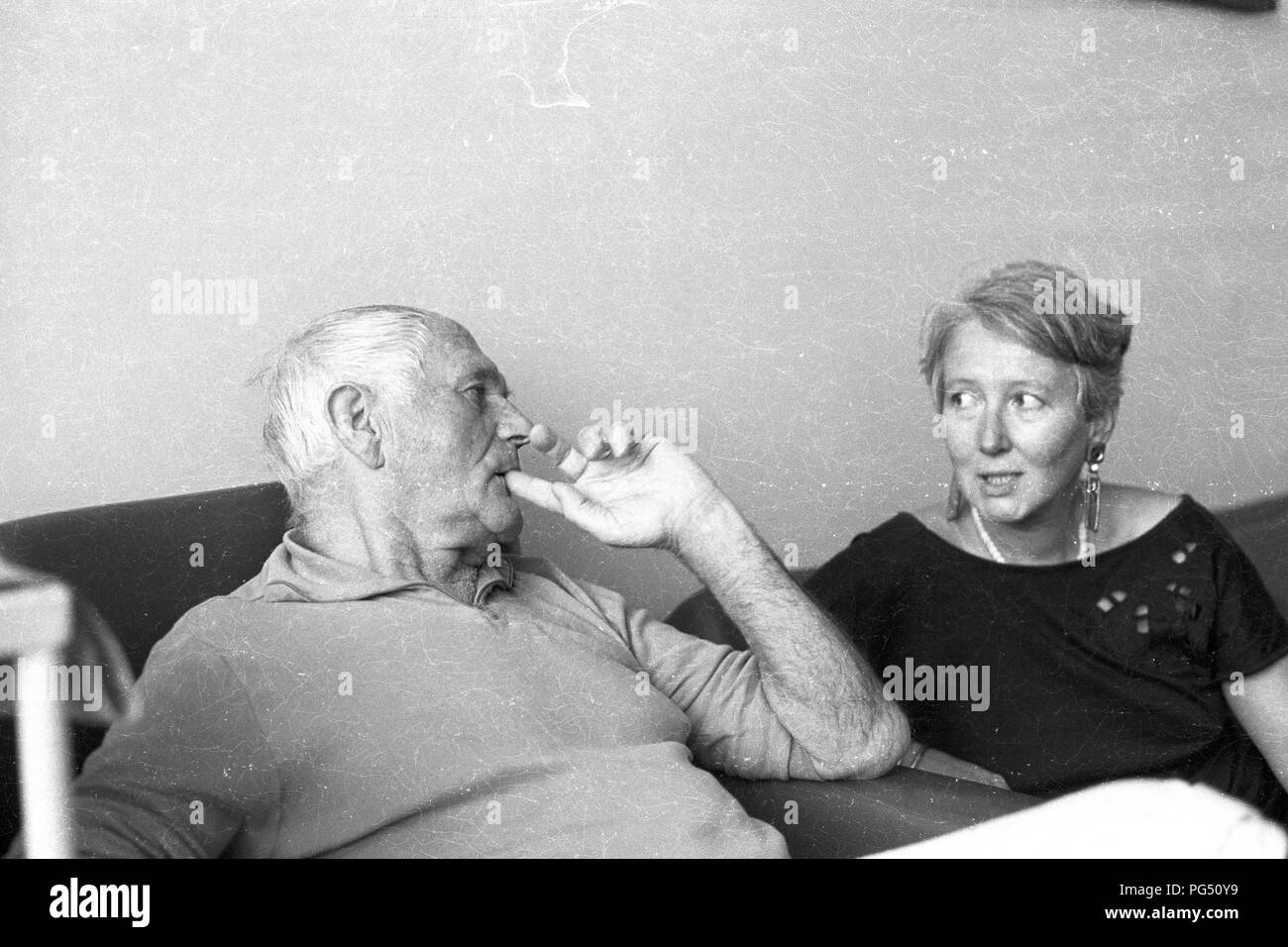 Der tschechische Schriftsteller Bohumil Hrabal und seine Übersetzerin Susanna Roth in einem Krankenhaus in Prag. Roth verschiedene Werke der tschechischen Literatur aus dem Tschechischen ins Deutsche übersetzt und unterhielt eine enge Freundschaft mit Hrabal. Stockfoto