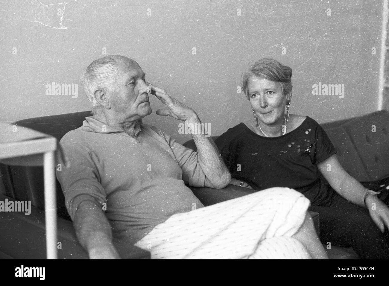 Der tschechische Schriftsteller Bohumil Hrabal und seine Übersetzerin Susanna Roth in einem Krankenhaus in Prag. Roth verschiedene Werke der tschechischen Literatur aus dem Tschechischen ins Deutsche übersetzt und unterhielt eine enge Freundschaft mit Hrabal. Stockfoto