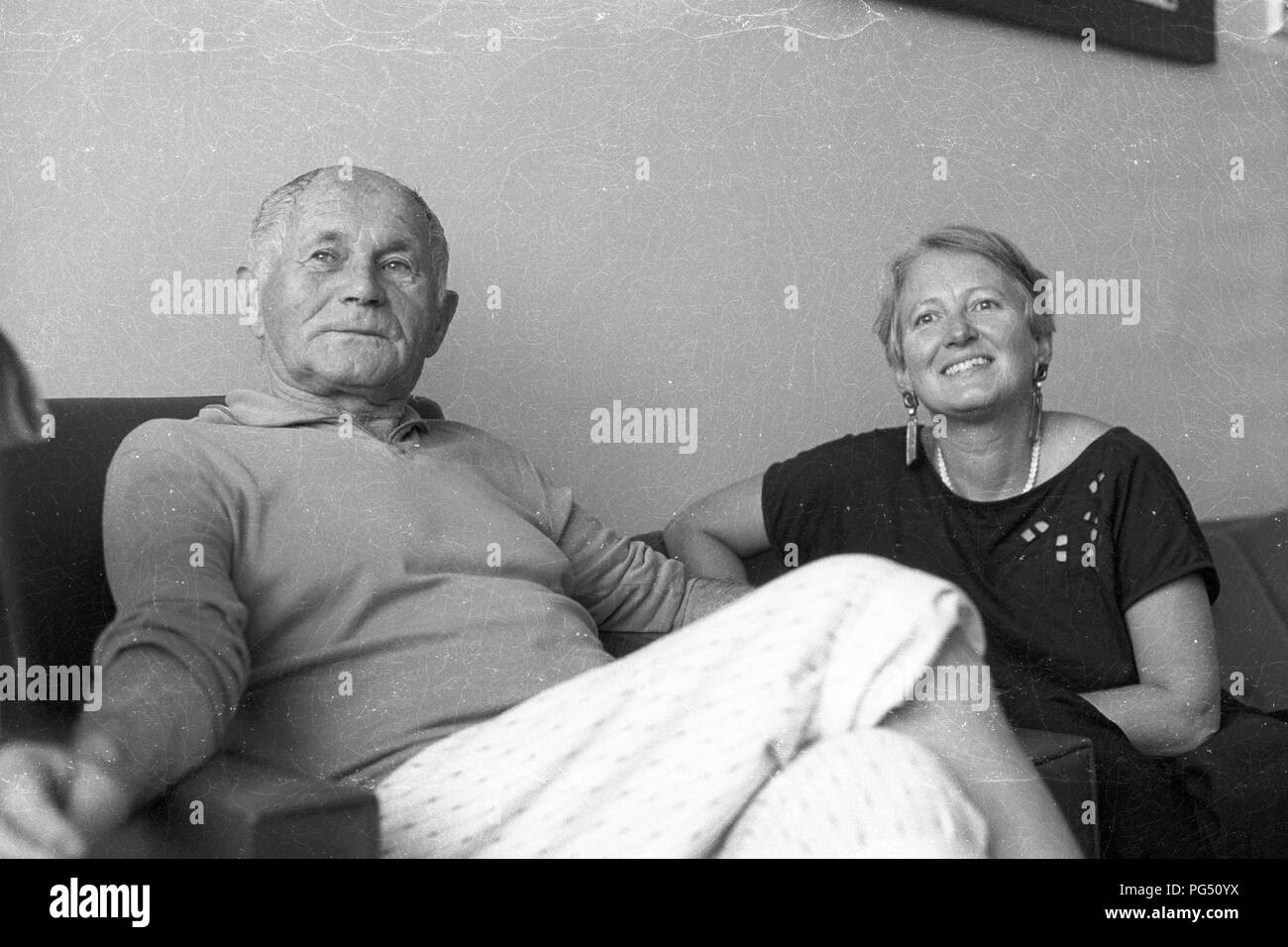 Der tschechische Schriftsteller Bohumil Hrabal und seine Übersetzerin Susanna Roth in einem Krankenhaus in Prag. Roth verschiedene Werke der tschechischen Literatur aus dem Tschechischen ins Deutsche übersetzt und unterhielt eine enge Freundschaft mit Hrabal. Stockfoto