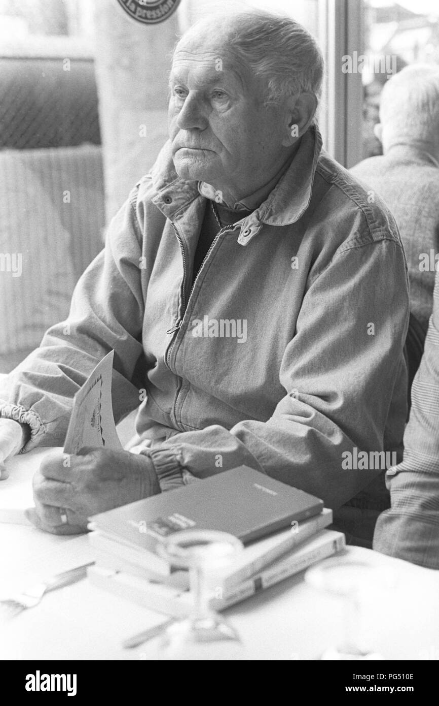 Der tschechische Schriftsteller Bohumil Hrabal unterzeichnet Bücher in einem Pariser Café. Stockfoto