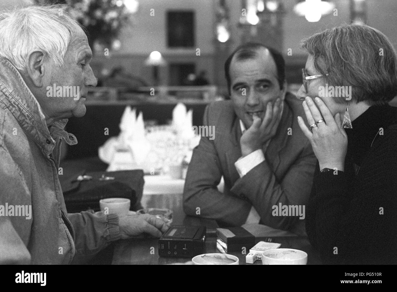 Der Schriftsteller Bohumil Hrabal (links) und der Übersetzer Susanna Roth im Gespräch mit einem Journalisten in Paris. Stockfoto