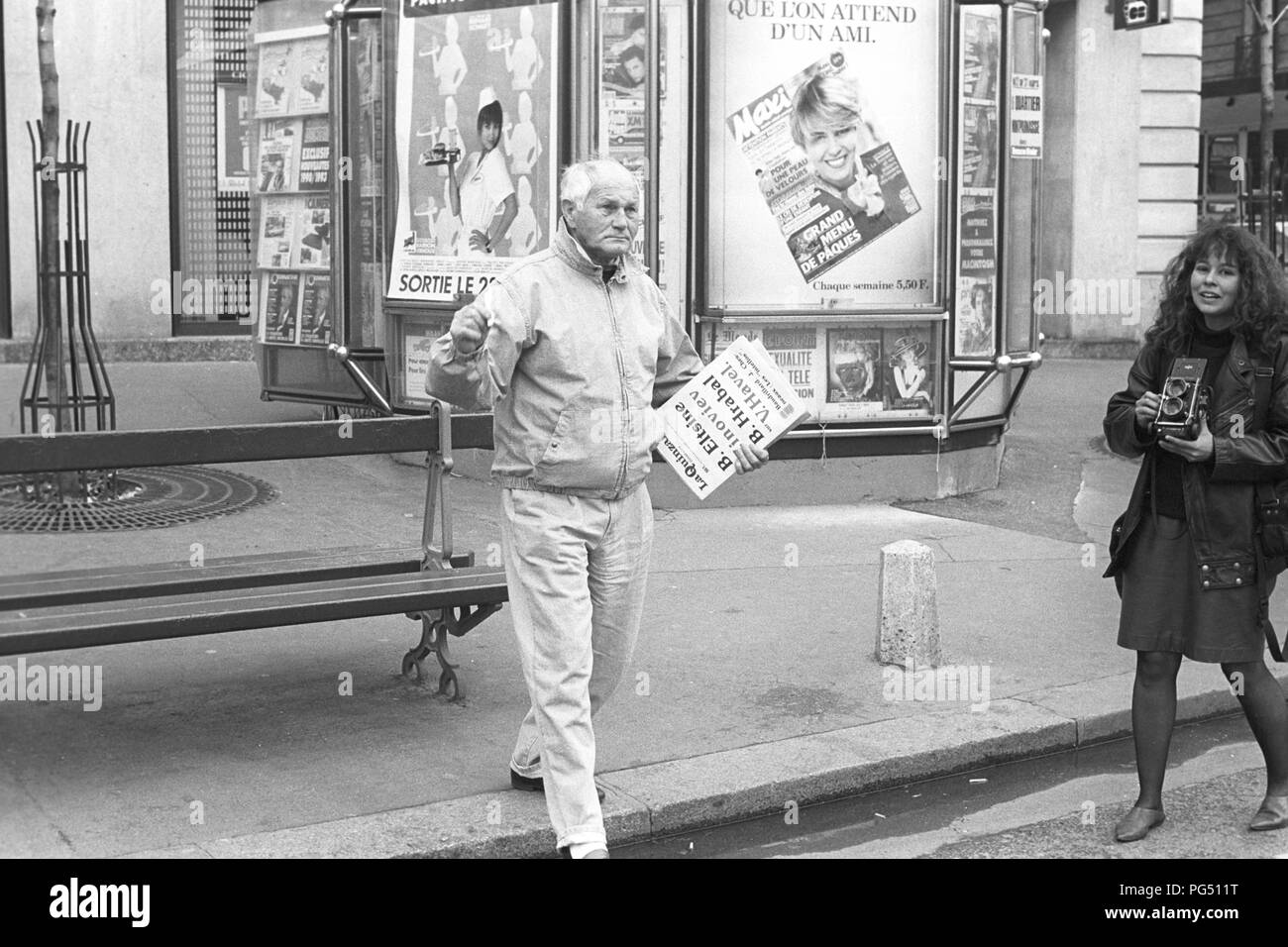 Der tschechische Schriftsteller Bohumil Hrabal mit einer Ausgabe der Literarischen Zeitung La Quinzaine litteraire. Stockfoto