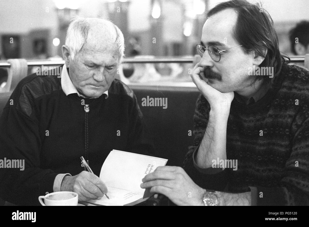 Der tschechische Schriftsteller Bohumil Hrabal Anzeichen eines seiner Bücher auf der Pariser Buchmesse Salon du Livre Paris (Livre). Stockfoto