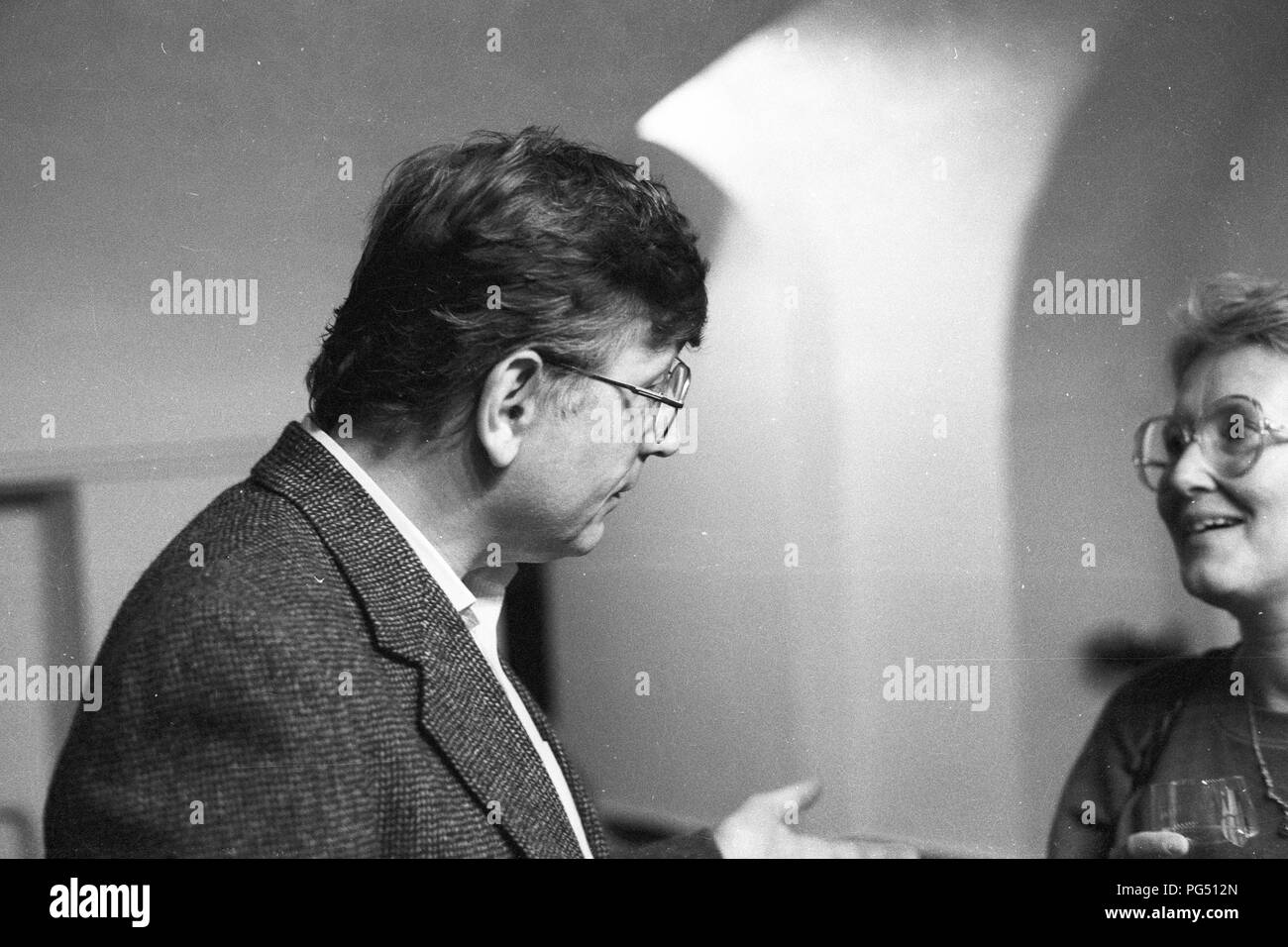 "Der tschechische Regisseur Jiri Menzel nach einer Aufführung des Theaterstücks "Hlunca Samota'' (''zu Laut einer Einsamkeit'') nach dem Roman von Bohumil Hrabal. Die Tickets für die Leistung wurden die Bauern aus den umliegenden Dörfern, die entweder überhaupt keine Möglichkeit nach Prag zu kommen oder hatte andere Dinge in Prag zu tun, anstatt zu einer Theateraufführung weiter verteilt. Das Stück wurde offiziell ausverkauft, aber die Halle leer war." Stockfoto