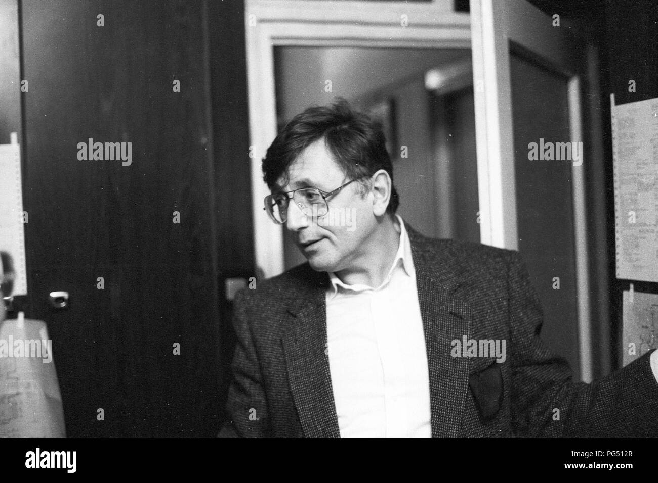 "Der tschechische Regisseur Jiri Menzel nach einer Aufführung des Theaterstücks "Hlunca Samota'' (''zu Laut einer Einsamkeit'') nach dem Roman von Bohumil Hrabal. Die Tickets für die Leistung wurden die Bauern aus den umliegenden Dörfern, die entweder überhaupt keine Möglichkeit nach Prag zu kommen oder hatte andere Dinge in Prag zu tun, anstatt zu einer Theateraufführung weiter verteilt. Das Stück wurde offiziell ausverkauft, aber die Halle leer war." Stockfoto