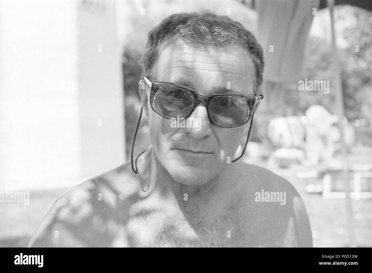 Der tschechische Maler Josef Jira bei einem Urlaub in Zypern. Stockfoto