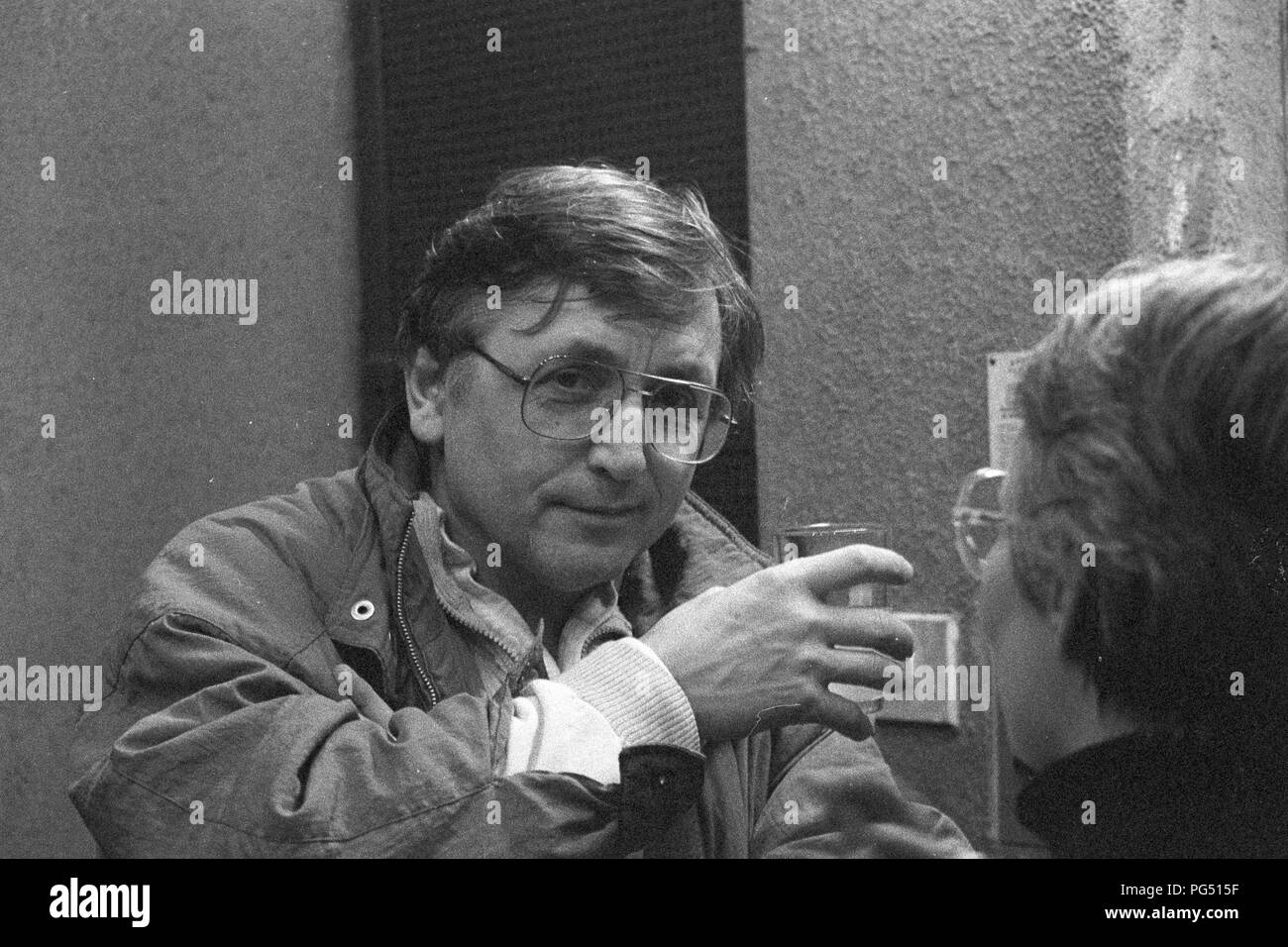 Die tschechischen Schauspieler und Regisseur Jiří Menzel im Gespräch mit dem Übersetzer Susanna Roth. Stockfoto