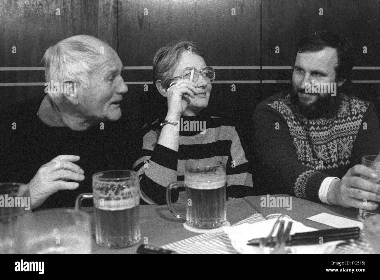 Der tschechische Schriftsteller Bohumil Hrabal (links) in einem Pub in Prag. Neben Hrabal, der Übersetzer Susanna Roth, der die meisten seiner Werke ins Deutsche übersetzt. Stockfoto