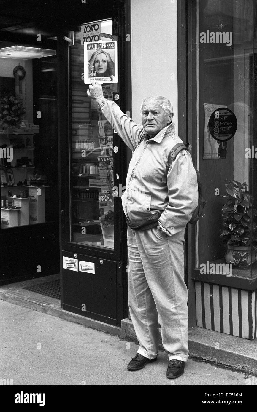 "Der tschechische Schriftsteller Bohumil Hrabal zeigt eine Ausgabe der "Wochenpresse" mit Greta Garbo auf der Titelseite, auf einem Wiener kiosk". Stockfoto