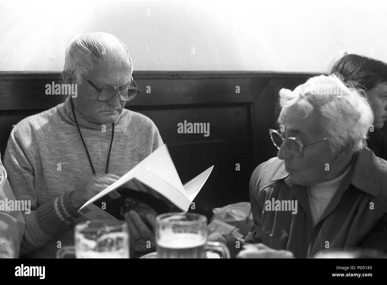 Der tschechische Schriftsteller Bohumil Hrabal in einem Pub in Prag im Jahre 1990. Stockfoto