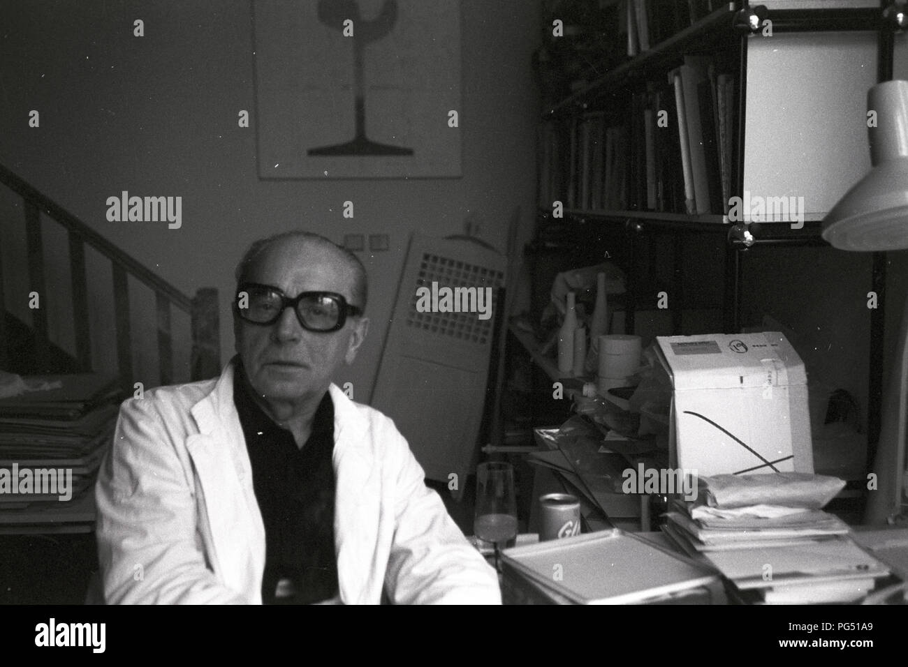 Die tschechischen Künstler und Aktivist Jiri Kolar in seinem Studio. Stockfoto