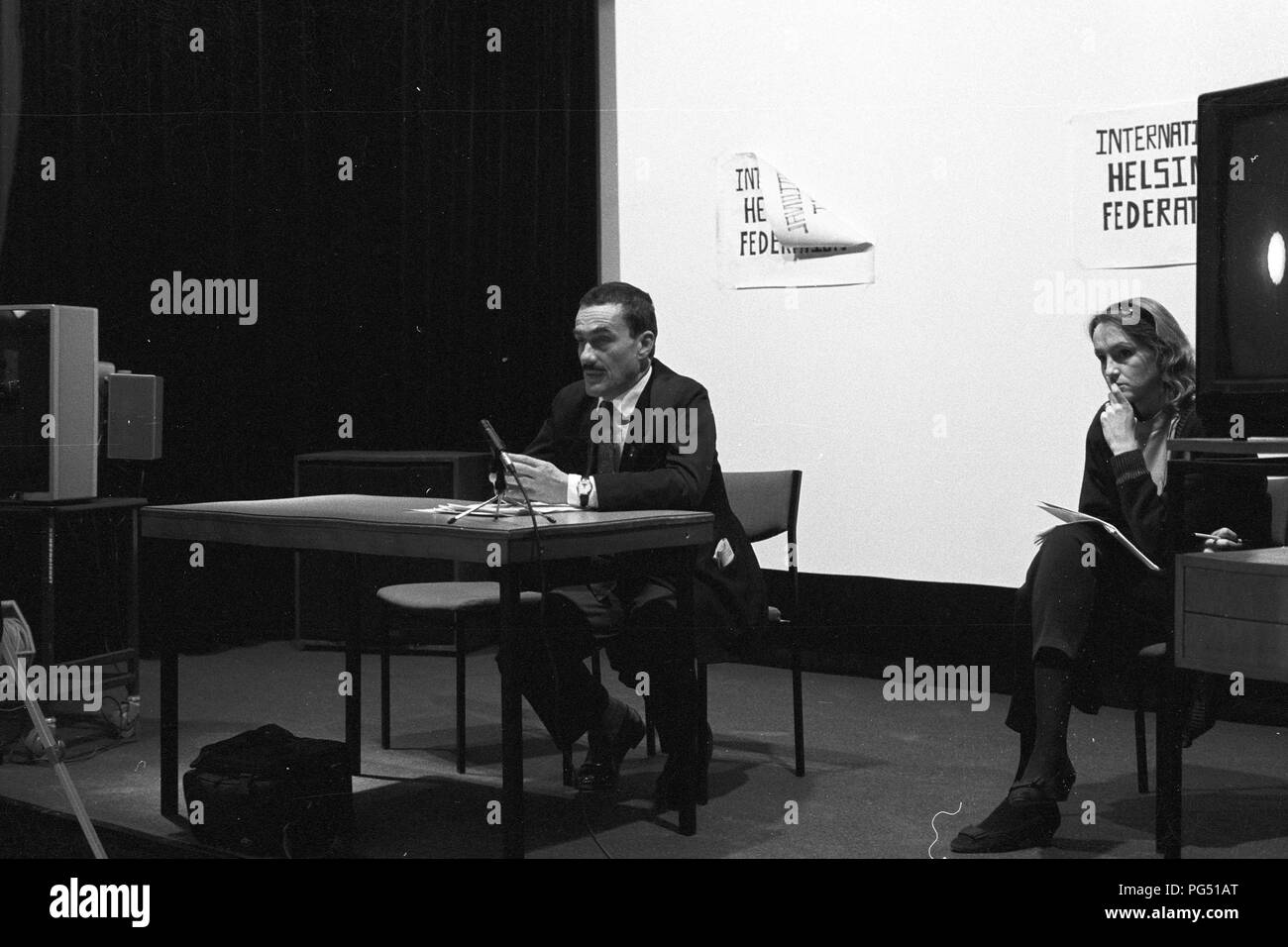 Pressekonferenz mit den später der tschechische Außenminister Karel Schwarzenberg in einer Sitzung des Helsinki Föderation in Wien. Stockfoto