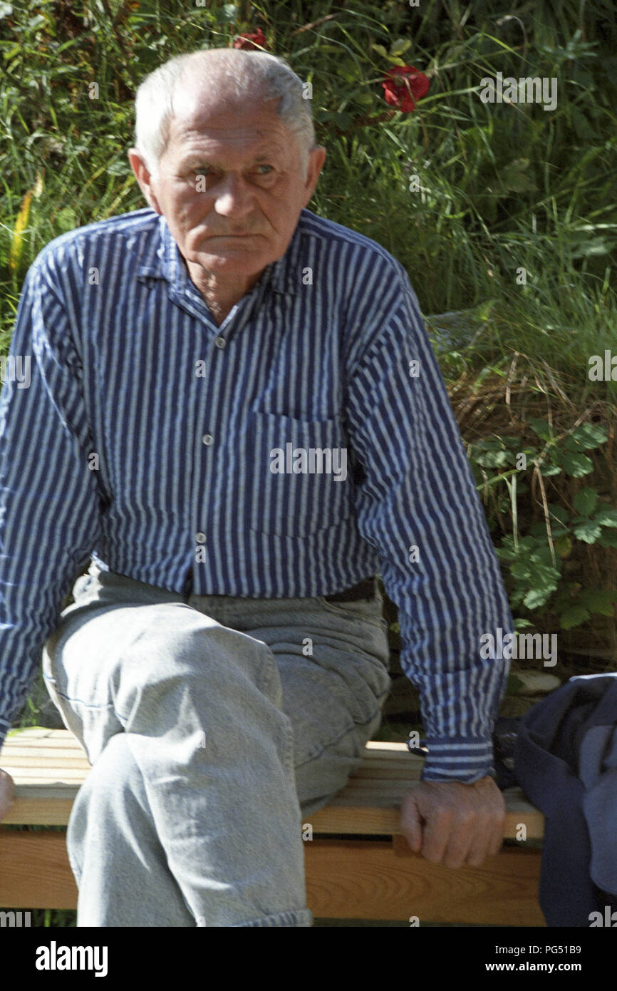 Der tschechische Schriftsteller Bohumil Hrabal im Garten des Hauses der Josef Jira in Mala Skala im nördlichen Tschechien. Stockfoto