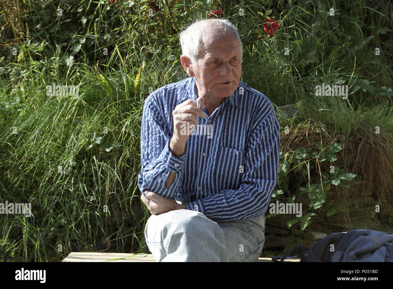 Der tschechische Schriftsteller Bohumil Hrabal im Garten des Hauses der Josef Jira in Mala Skala im nördlichen Tschechien. Stockfoto